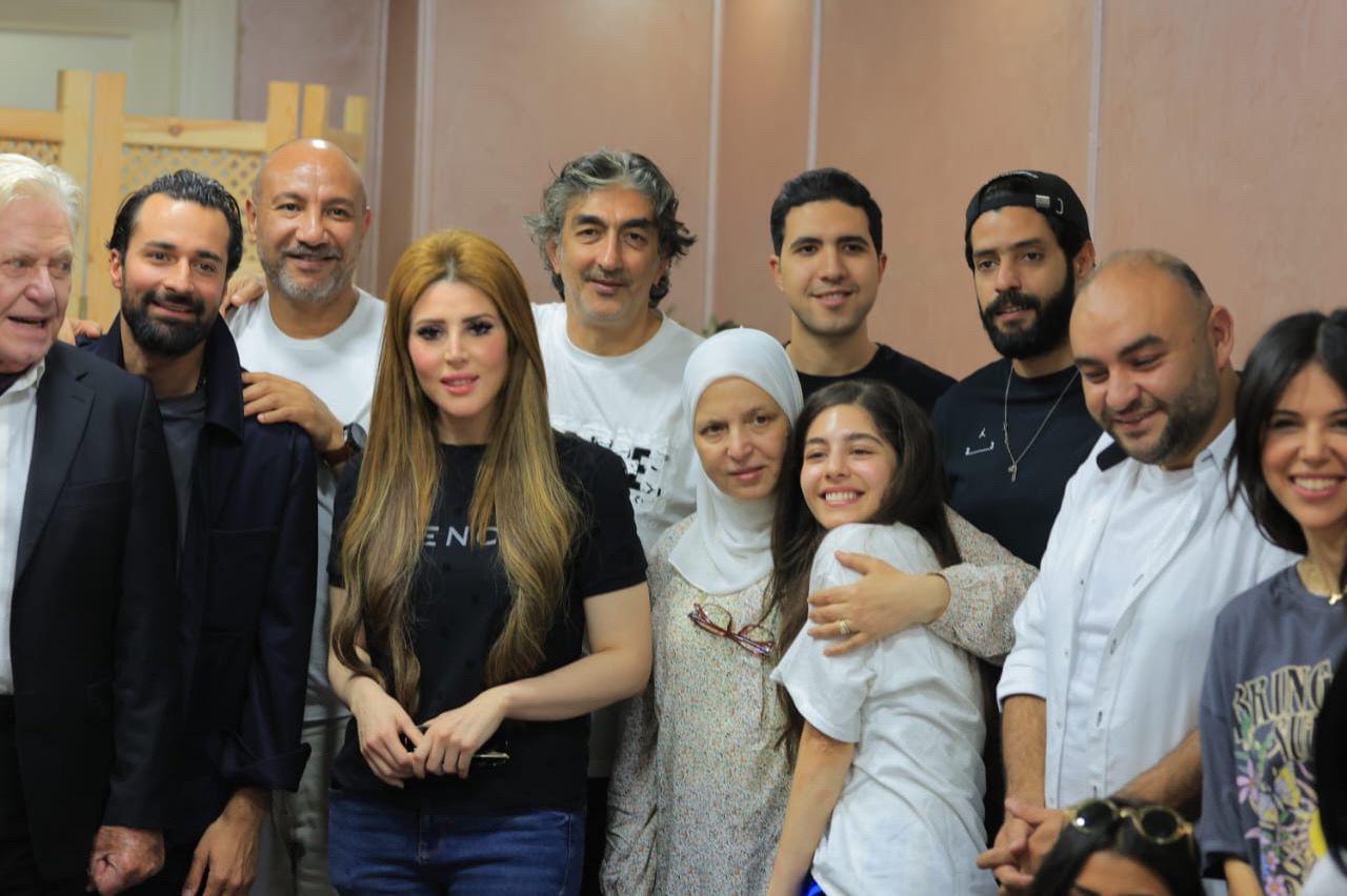 الاء لاشين مع ابطال فيلم قصر الباشا